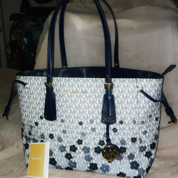 SOLD Michael Kors Signature Voyager tote - Picture 2 of 7